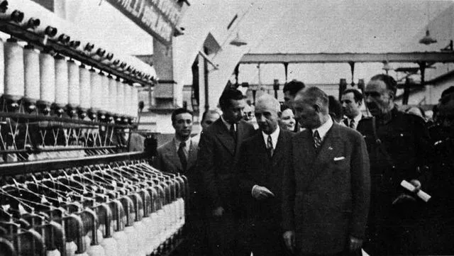 Atatürk unterstützte große staatlich subventionierte Industriekomplexe wie die „Sümerbank“ zunehmend nach der Weltwirtschaftskrise. Er unterstützte den Aufbau der nationalen Landwirtschafts-, Textil-,[17][18][19] Maschinen-, Flugzeug-[20][21][22] und Automobilindustrie.[23] 1935 entwickelte sich die Türkei zu einer Industriegesellschaft nach dem westeuropäischen Vorbild von Atatürk.[24] Die Lücke zwischen Atatürks Zielen und den Errungenschaften der sozialpolitischen Struktur des Landes wurde jedoch nicht geschlossen.[24]