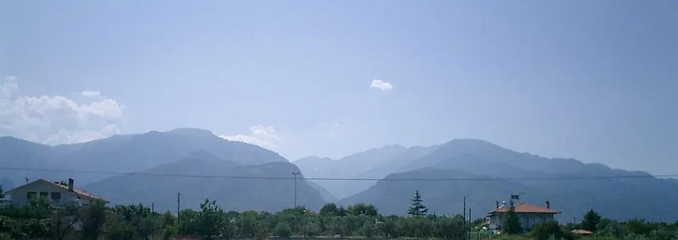 Das Olymp-Gebirge in Griechenland von Osten her fotografiert. Das Tal im Vordergrund zeigt die einzige Zufahrt in den von dem Gebirge umringten Nationalpark. - Stefan Reitzner - 2003 - Wikipedia