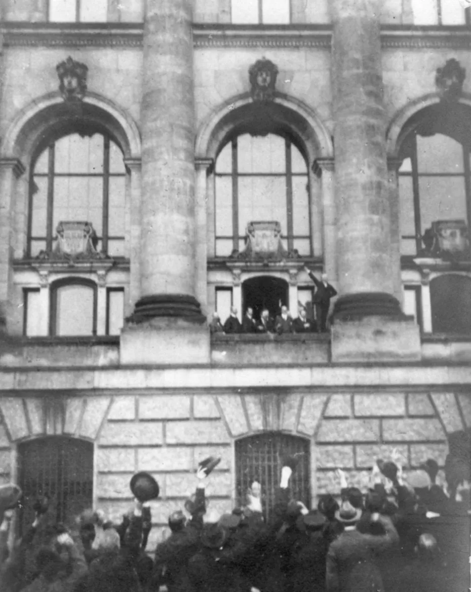 Philipp Scheidemann ruft am 9. November vom Westbalkon des Reichstages die Republik aus