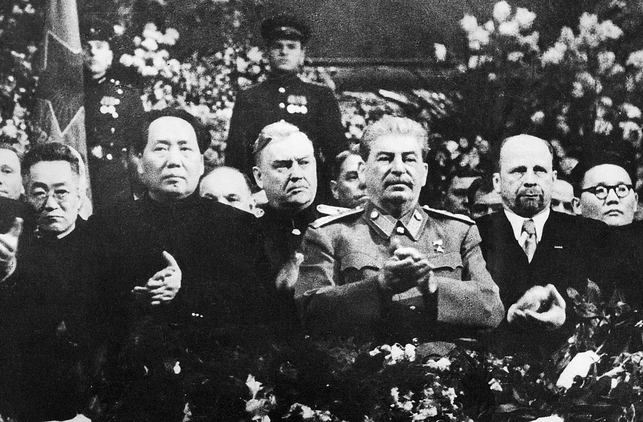 Mao Zedong, Nikolai Bulganin, Stalin, Walter Ulbricht und Jumdschaagiin Tsedenbal während Stalins 71. Geburtstagsfeier (Moskau, 21. Dezember 1949)