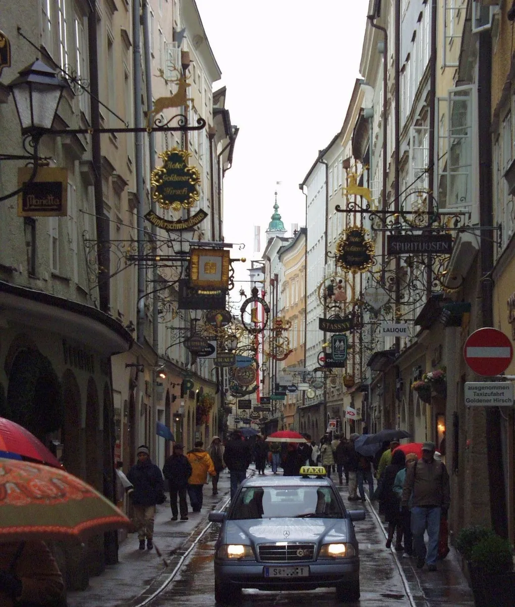 Die Getreidegasse in Salzburg – ein gutes Beispiel für die Zunftzeichen, die als Nasenschilder ausgeführt sind.
