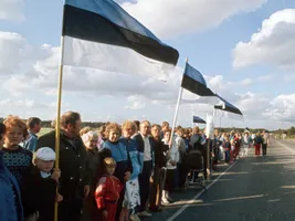 Im August 1989 standen die sozialistischen Regime des Ostblocks vor dem Zusammenbruch. Scharen von Ostdeutschen flohen über die ungarisch-österreichische Grenze in den Westen. Und im Baltikum demonstrierten Hunderttausende Esten, Letten und Litauer mit einer Menschenkette für ihre Unabhängigkeit.