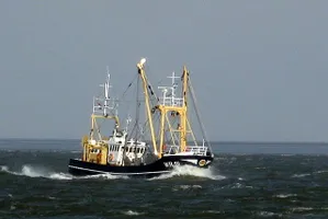 Trawler im Priel, im Hintergrund ist der Wattsockel zu erkennen