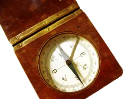 Kompass – der Buchstabe O steht in den meisten romanischen Sprachen für „Westen“ (z. B. spanisch oeste, italienisch ovest, französisch ouest). Der Buchstabe E steht hier für „Osten“ (east, est oder este).