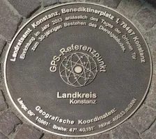GPS-Referenzpunkt vor dem Landratsamt nahe dem Archäologischen Landesmuseum in Konstanz