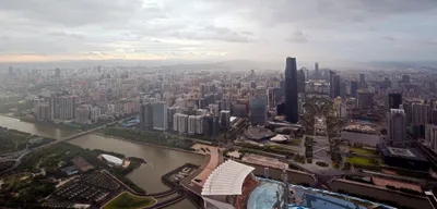 Guangzhou ist eine chinesische Stadt im Perlflussdelta mit 18,68 Millionen Einwohnern. Die Stadt stellt eine der größten zusammenhängenden Stadtlandschaften (Megalopolen) weltweit dar.