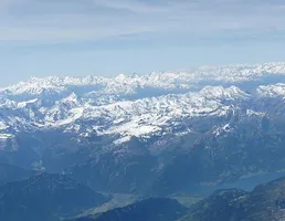 Die Untergliederung in Höhenstufen ist bei der Vegetation des gesamten Gebirgsmassivs gleichermaßen zu erkennen, ebenso die Schneegrenze.