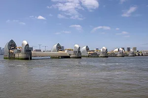 Im Jahr 2030 soll ein neues Sperrwerk vor London die abgebildete Thames Barrier ersetzen, um gegen den erwarteten Anstieg des Wasserpegels der Nordsee gewappnet zu sein