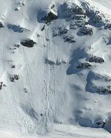 Lockerschneelawinen in felsdurchsetztem Hang