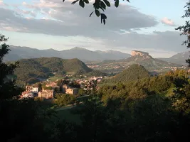 Blick auf die Pietra di Bismantova im Apennin, Italien. Das Binnenland ist ländlich geprägt.