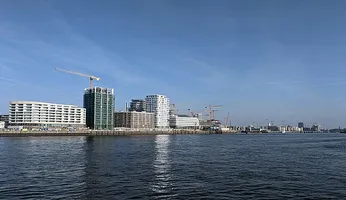 Hafencity im Februar 2023: Ansicht vom Strandkai bis zu den Elbbrücken