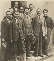 Führertagung der NSDAP in Bad Elster, 22. Juni 1930. Von links nach rechts, erste Reihe: Heinrich Himmler, Wilhelm Frick, Adolf Hitler, Franz von Epp und Hermann Göring; zweite Reihe: Martin Mutschmann, Joseph Goebbels und Julius Schaub; dritte Reihe: Karl Fritsch