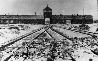Foto vom Torhaus des KZ Auschwitz-Birkenau. Aufgenommen von der Zugrampe im Inneren des Lagers durch Stanisław Mucha, Februar/März 1945