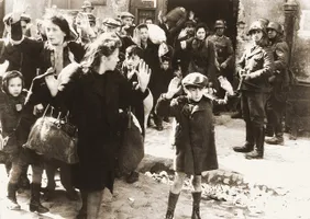 Das Foto des Jungen aus dem Warschauer Ghetto, das als eines der bekanntesten Fotografien des Holocausts gilt, entstand wahrscheinlich während des Aufstands im Warschauer Ghetto