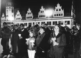 Friedliche Revolution in Leipzig: Teilnehmer eines Schweigemarsches am 9. November 1989