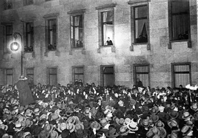Am Abend des 30. Januar 1933 nimmt Hitler am Fenster der Reichskanzlei Ovationen von Anhängern und Sympathisanten entgegen.