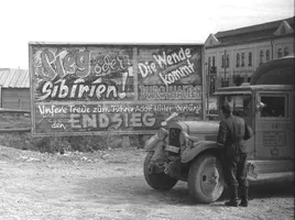 Rumänien – Plakatwand mit Durchhalteparolen (August 1944)
