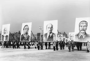 Die „Schöpfer“ des Marxismus-Leninismus: Marx, Engels, Lenin und Stalin (Demonstration zum 1. Mai 1953, Ost-Berlin)