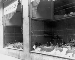 Zerstörtes jüdisches Schuhgeschäft nach den Novemberpogromen, Magdeburg, November 1938