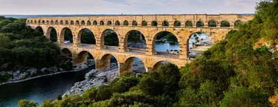 Die römische Aquäduktbrücke Pont du Gard in Südfrankreich