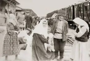 Tschetschenische Bewohner des Dorfes Jurt-Auch (heute in Dagestan) vor ihrer Rückkehr 1957 auf dem Bahnhof von Frunse (heute Bischkek, Hauptstadt von Kirgisistan)