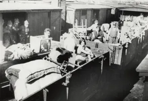 Rumänische Deportierte 1940 nach der sowjetischen Annexion Bessarabiens und der Nord-Bukowina im Hitler-Stalin-Pakt auf dem Weg nach Rest-Rumänien. Ähnlich sahen auch die ethnischen Deportationen nach Mittelasien in offenen oder geschlossenen Güterwaggons („Viehwaggons“) aus, aber mit weniger Gepäck und bewacht durch bewaffnete NKWD-Einheiten.