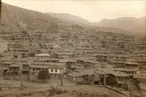 Das krimtatarische Dorf Üsküt (russ. Uskut), heute Prywitne/Priwjetnoje, im Stadtkreis von Aluschta, aufgenommen 1945 nach der Deportation der Bewohner.