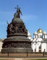 „Tausend Jahre Russland“ (1862). Monument vor der Sophienkathedrale in Nowgorod