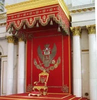 Russischer Zarenthron vor dem Familienwappen der Romanows – ausgestellt in der Eremitage in Sankt Petersburg