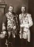 Zar Nicholas II. (dunkle Uniform), letzter russischer Zar, und Georg V. in Berlin 1913.