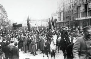 Bolschewistische Revolution. Parade der bolschewistischen Soldaten durch die Straßen von Moskau. 