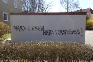 Zeitgenössisches Graffito unterstreicht Marxismus-Kontroversen: Marx lesen Marx verstehen!