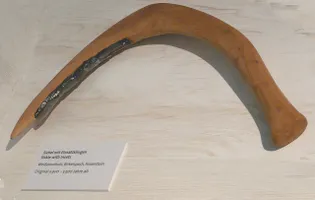 Rekonstruktion einer jungsteinzeitlichen Sichel aus Holz mit eingeklebten Feuersteinklingen