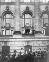 Scheidemann ruft auf dem Westbalkon (zweites Fenster nördlich des Portikus) des Reichstages die Republik aus.