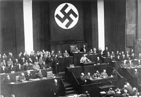 Adolf Hitler redet am 23. März 1933 in der Berliner Krolloper vor den Reichstagsabgeordneten zum Ermächtigungsgesetz, der Grundlage seiner Diktatur.
