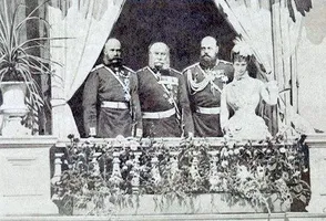 Auf dem Dreikaisertreffen in Skierniewice am 17.September 1884 bestätigten Franz Josef I von Österreich-Ungarn, Wilhelm I von Deutschland und Alexander III von Russland die Verlängerung des Dreikaiserbundes von 1881. Auf dem Foto stehen sie in dieser Reihenfolge von links nach rechts auf einem Balkon. Rechts neben ihnen steht die Gemahlin der Zaren Alexander III. Maria Fjodorowna.