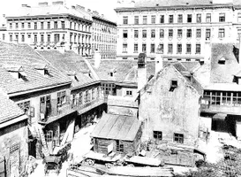 Zinshäuser/ Mietskaserne (hier im Hintergrund) verdrängen alte Bausubstanz der ehemaligen Vorstädte Wiens.