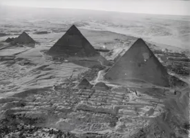 Luftaufnahme der Gizeh Pyramiden aus 400m Höhe - Mittelholzer, Walter (Fotograf) - 1929 - Aus "Kilimanjaroflug, 15.12.1929-28.2.1930 eine Reportage mit 546 Bildern"