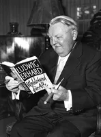 Ludwig Erhard mit einem Exemplar des Buchs und einer Zigarre (1957)