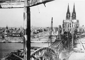 Wiederaufbau der Dom-Brücke im kriegszerstörten Köln. Nach der Fertigstellung rollten wieder täglich 360 Züge über die Brücke.