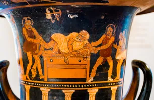 Griechische Phlyakenvase mit einer Szene aus einer Theater-Komödie: Der paestanische rotfigurige Kelchkrater des Vasenmalers Asteas zeigt die drei Männer Gynmilos, Kosios und Karion, wie sie den Geizhals Kharinos innerhalb seines Hauses berauben.