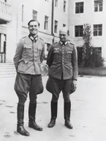 Claus Schenk Graf von Stauffenberg (links)