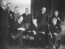 1. Reihe sitzend, von links: Hermann Göring, Adolf Hitler, Franz von Papen; 2. Reihe stehend: Franz Seldte, Günther Gereke, Lutz Graf Schwerin von Krosigk, Wilhelm Frick, Werner von Blomberg, Alfred Hugenberg; am 30. Januar 1933 in der Reichskanzlei.