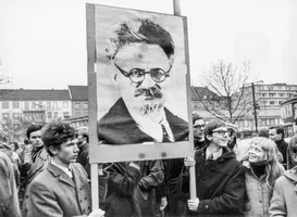 Im Bildmittelpunkt steht ein Trotzki-Transparent, das von zwei jungen Männern getragen wird. Rechts hält Peter Brandt das Transparent. 1968