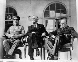 V. l. n. r. Stalin, Roosevelt und Churchill in Teheran