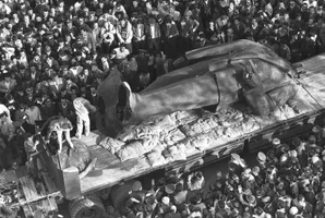 stürzende Leninfigur in Yerevan