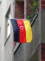 Deutsch-türkische Flagge in Neukölln