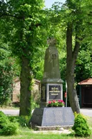Charakteristisch für viele Dörfer in Deutschland: Kriegerdenkmal, hier Biesenbrow in der Uckermark