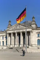 Die Fahne der Einheit wurde am 3. Oktober 1990, dem Tag der Deutschen Einheit, das erste Mal gehisst. Sie weht seitdem ununterbrochen auf dem Platz der Republik als Denkmal der Wiedervereinigung.