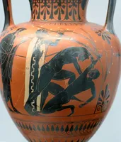 Halsamphore um 510–500 v. Chr. Der rechte Boxer geht zu Boden und gibt mit ausgestreckter Hand und Finger das Zeichen zum Aufgeben. Sein Gegner dringt trotzdem weiter auf ihn ein und wird deshalb vom Kampfrichter mit einer langen Gerte geschlagen.